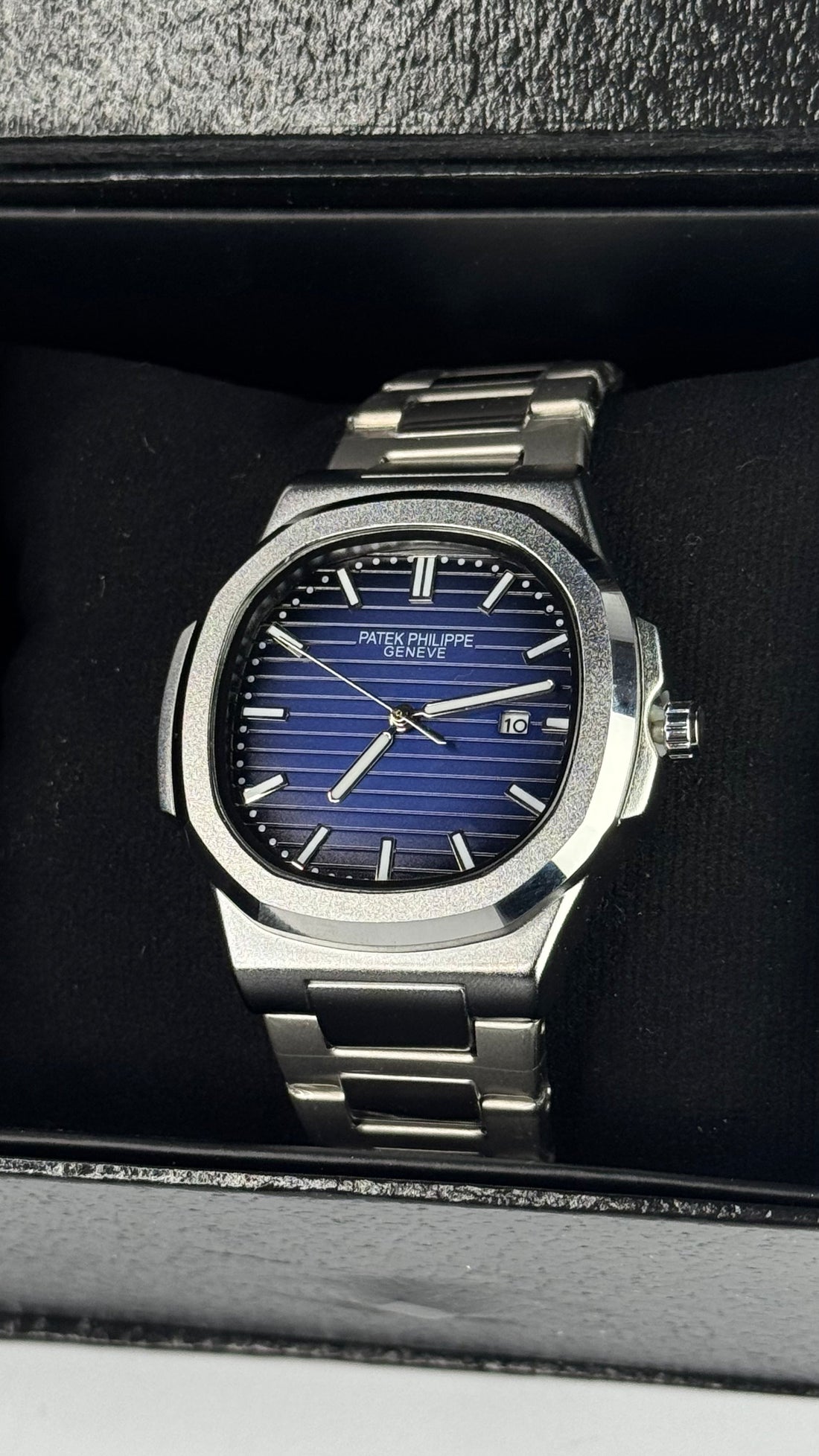 Luxury Stainless Steel Wristwatch – Deep Blue Dial with Date Display