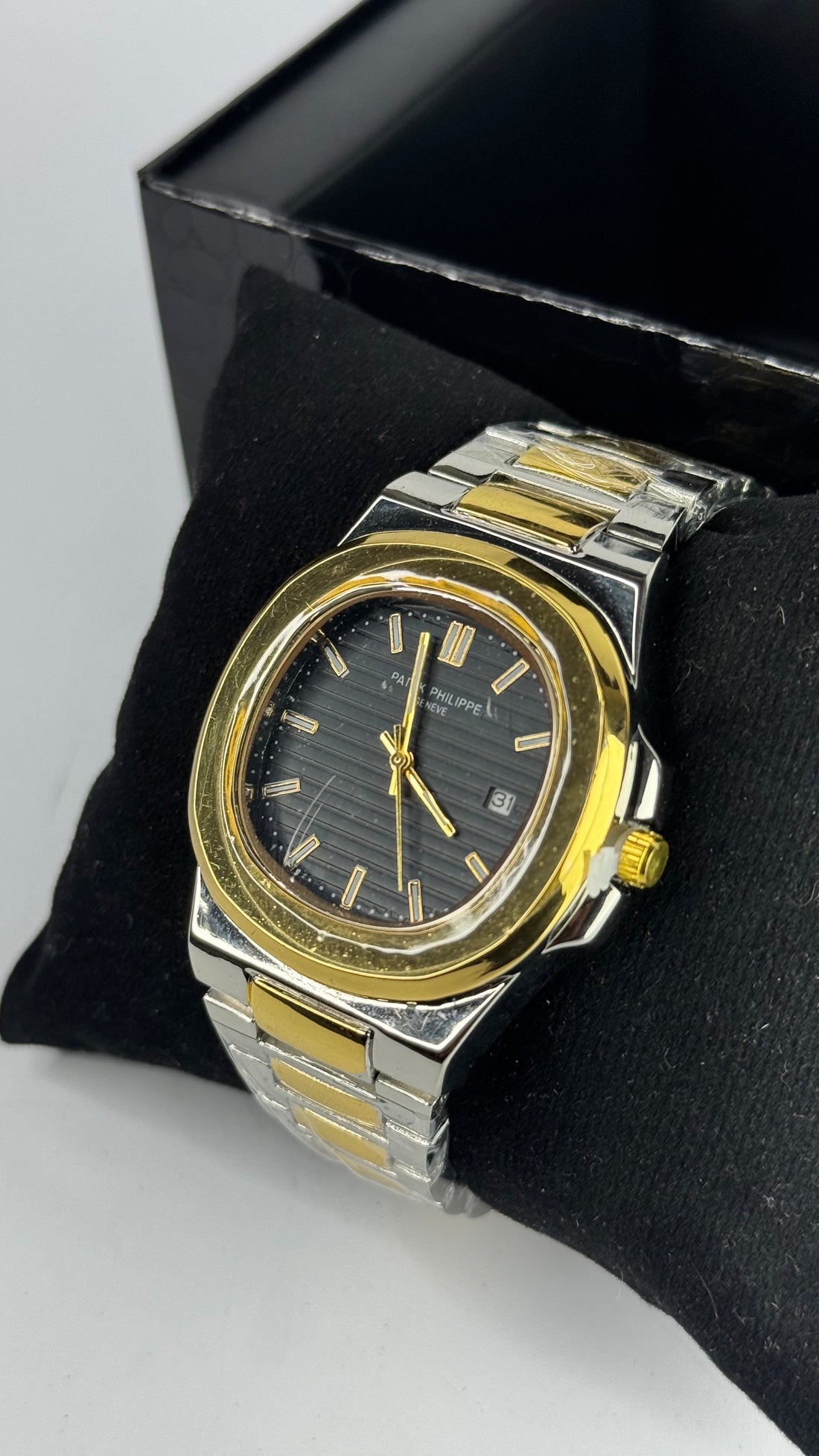 Luxury Two-Tone Wristwatch – Black Textured Dial, Gold & Silver Stainless Steel Band